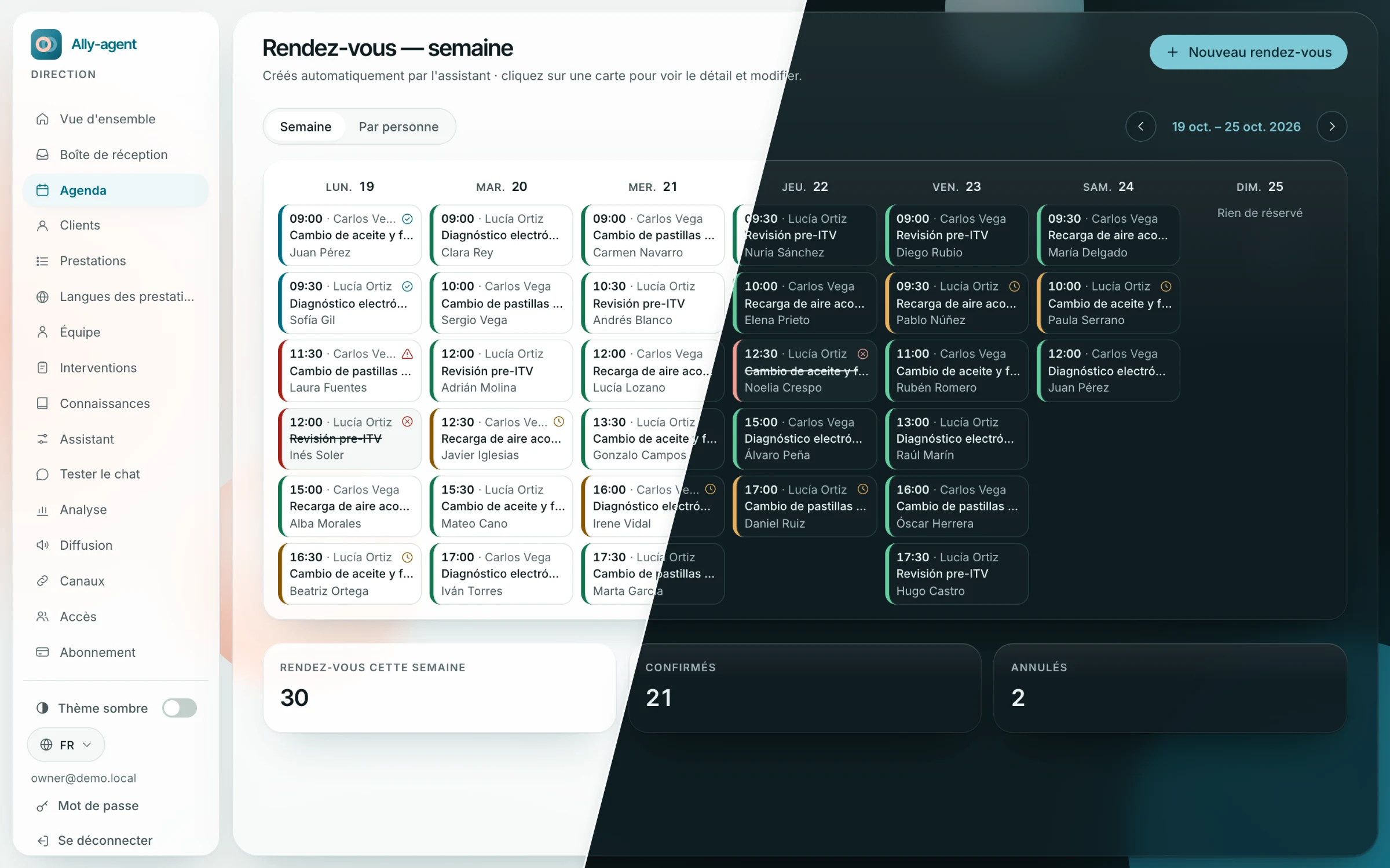 L'agenda des rendez-vous d'Ally-agent sur un ordinateur portable : la semaine du 19 au 25 octobre avec 32 rendez-vous ; chacun indique l'heure, la personne, la prestation et le client, et son statut par une couleur et une icône : terminé, confirmé, en attente de confirmation, annulé, absent. L'image est coupée en diagonale : thème clair à gauche, sombre à droite.
