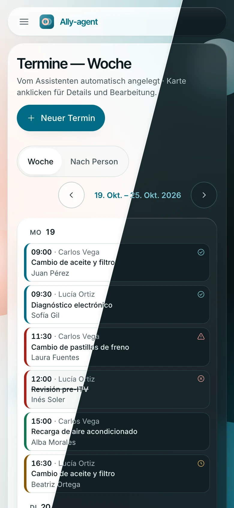 Derselbe Kalender auf dem Handy: die Termine vom Montag, einer pro Zeile, mit denselben Statusfarben und Symbolen. Das Bild ist diagonal geteilt: links das helle, rechts das dunkle Design.