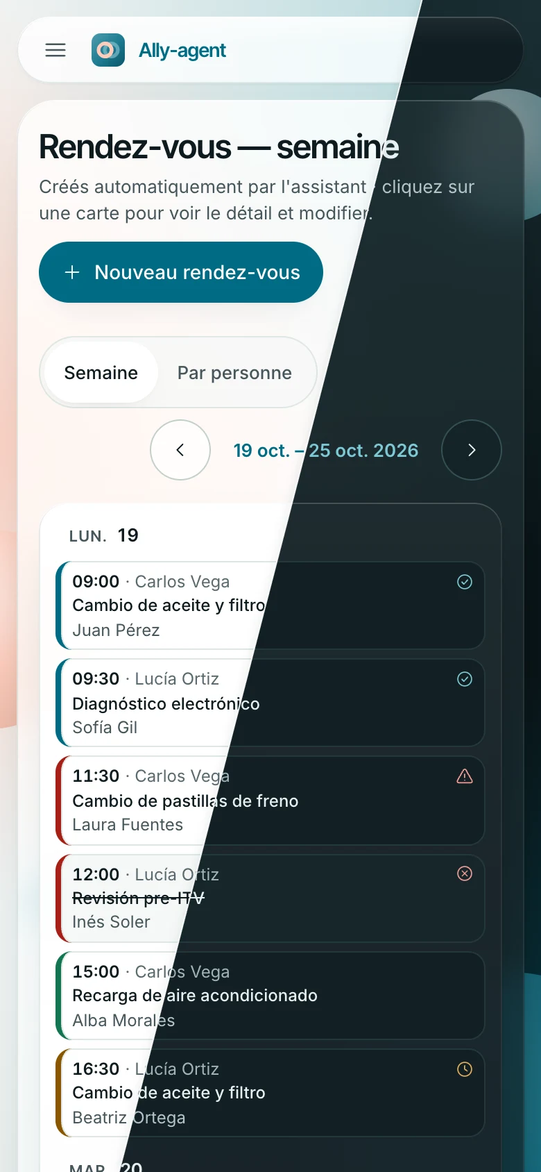 Le même agenda sur un téléphone : les rendez-vous du lundi, un par ligne, avec les mêmes couleurs et icônes de statut. L'image est coupée en diagonale : thème clair à gauche, sombre à droite.